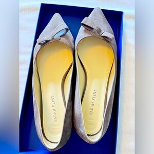 The Natalie. Pointed-toe flat in taupe suede.